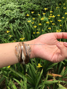 Brazaletes de cuerno de búfalo Elegancia hecha a mano para mujeres y niñas - Product Image 4