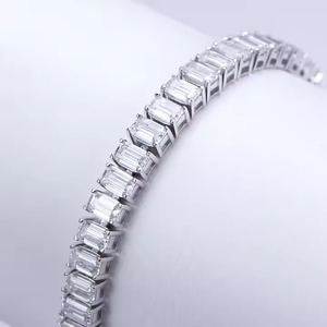 Bracelet tennis en diamants de qualité supérieure pour femmes, accessoire de joaillerie fine pour mariages, anniversaires, fêtes, disponible à la vente - Product Image 3