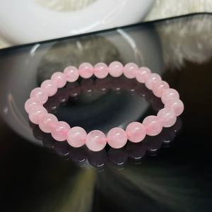 Bracelet élastique fait main en perles de cristal de quartz rose rondes de 8 mm du Gujarat - Protection spirituelle et croissance des qualités semi-précieuses - Product Image 1