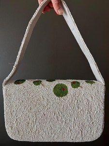 Sac à main traditionnel perlé avec motif en spirale vert, base crème, technique de couture textile, sac brodé avec pochette bleue - Product Image 4