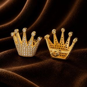 Boucles d'oreilles couronne serties de diamants ronds, entièrement pavées de moissanite, design « Ice Out », idéales pour les fêtes et les cadeaux - Product Image 4