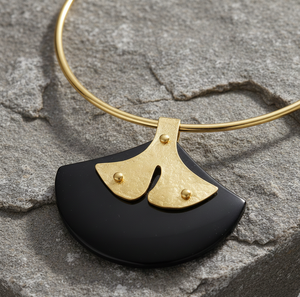 Collar Gargantilla Hecho a Mano con Colgante de Cuerno de Búfalo y Latón Texturizado - Joyería de Compromiso Moderna para Mujer - Product Image 6