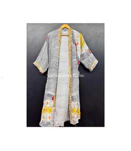 Kimono de Seda Crepé Vintage Suave y Lujoso Hecho a Mano para Mujer |   Estampado floral, cuello en V, manga corta, cintura elástica en la parte delantera |   Primavera - Product Image 1