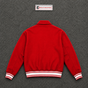 Chaqueta universitaria personalizada de lana roja para hombre y mujer, al por mayor, de primera calidad, estilo Letterman, con cierre frontal de botones a presión. - Product Image 6