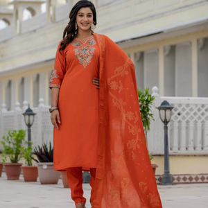 ชุดคุर्ติผ้าไหมโรมันพรีเมียมพร้อมกางเกง  ตกแต่งด้วยงานปักลายโค้ดดิ้งและประดับเลื่อม พร้อมผ้าคลุมไหล่ – คอลเลกชันชุดสำหรับเทศกาล - Product Image 1