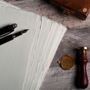 Papel de Algodón Blanco Natural Hecho a Mano con Borde Decorativo ALBORZ, Hojas de Tamaño A6 Libres de Ácido, 150 GSM, para Acuarela, Invitaciones y Caligrafía - Product Image 1