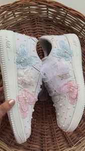 Baskets compensées roses brodées de fleurs pour femmes, ornées de perles et de strass, chaussures de mariage artisanales, baskets décontractées de mariée pour la marche - Product Image 2