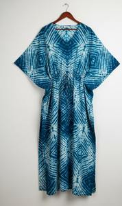 Robe kaftan à col en V, en coton bleu, motif shibori, teinte à la main, lavable, écologique, pour les vacances - Product Image 3