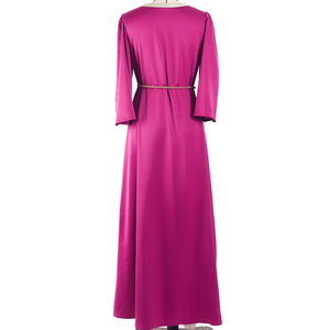 Elegante Vestido Largo de Satén Morado con Bordado, Mangas Acampanadas, Cuello Redondo y Silueta Recta - Product Image 2