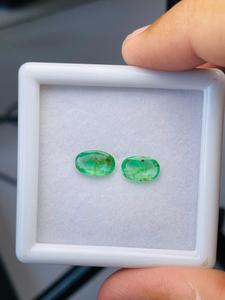Paire d'émeraudes naturelles de Zambie, taille ovale, 2,02 carats, qualité AAA, belle couleur, coupe et polissage parfaits pour la création de bijoux. - Product Image 2
