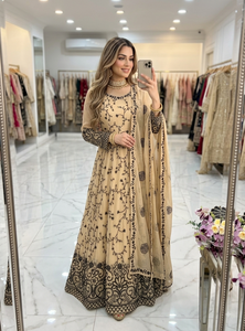 Ensemble tendance prêt-à-porter en faux georgette brodé de sequins avec pantalon en micro-soie et dupatta, costume de soirée rembourré (DD 1277) - Product Image 1