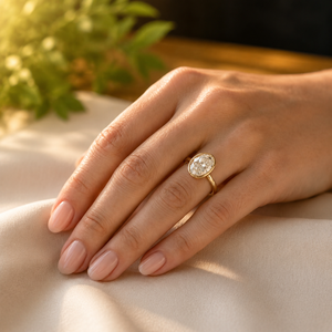 Bague de fiançailles en or jaune plaqué 10K avec diamant taille ovale serti clos, bague de mariage solitaire, bijoux de luxe en moissanite pour elle - Product Image 6