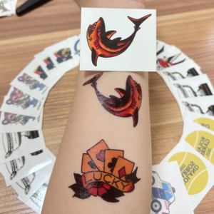 Tatouages temporaires pour enfants en papier personnalisés à faible MOQ |   Livraison rapide, vente en gros d'autocollants pour le corps pour enfants, durables jusqu'à 1 semaine - Product Image 4