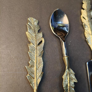 Juego de Cubiertos de 5 Piezas que Incluye Tenedor para Ensalada, Cuchara, Cuchillo para Cena, Tenedor para Cena y Cuchara para Cena con Mango de Hoja de Latón Texturizado - Product Image 5