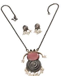 Conjunto de Joyería Vintage de Latón Oxidado con Piedra Rosa y Plata, con Pendientes y Collar con Colgante Tribal Antiguo - Regalo de Boda o Compromiso - Product Image 1