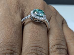 Anillo de Compromiso y Boda Lurba Jewels con Halo de Diamantes Cultivados en Laboratorio de 2 Quilates Azul Claro, Oro Blanco Sólido de 14k, Solitario para Mujer - Product Image 6