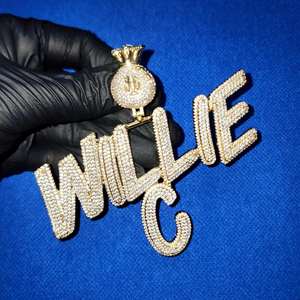 Colgante de Letra Personalizado con Diamantes de Moissanita Totalmente Incrustados, Chapado en Oro, Plata de Ley 925, Estilo Hip Hop, Disponible para la Venta - Product Image 4