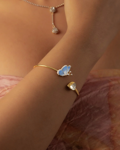 Brazalete Danta Gems Golden Flutter, Elegante Brazalete de Diseño Inspirado en Mariposas, Accesorio de Joyería de Moda Ajustable y Estiloso - Product Image 4