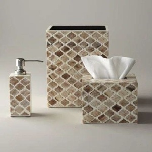 Ensemble d'accessoires de salle de bain portables modernes trois pièces ILAHI, motif quadrifolia noir et blanc, avec boîte à mouchoirs en os de corne, distributeur de savon et plateau photo - Product Image 4