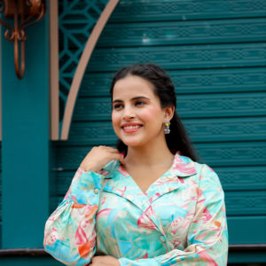 Conjunto coordinado azul hielo - Conjunto de 2 piezas, blazer con cinturón y pantalón, conjunto coordinado de blazer y pantalón de algodón puro con estampado floral. - Product Image 1