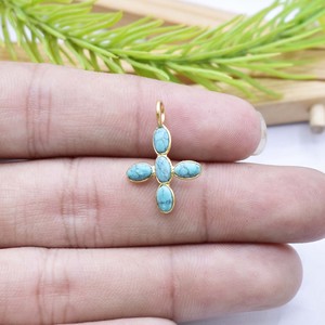 Colgante de Cruz de Turquesa Hecho a Mano, Chapado en Oro, con Cinco Piedras Ovaladas en Bisel, Joyería Espiritual Minimalista, Regalo para Mujer - Product Image 2