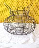 Grand panier à œufs antique en fil métallique