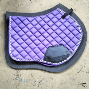 Tapis de selle de dressage matelassé bleu clair avec bordure noire, doublure polaire, équipement équestre d'entraînement pour chevaux, personnalisable par sublimation - Product Image 5
