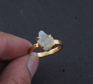 Bague en argent sterling 925 plaqué or de luxe avec opale éthiopienne naturelle sertie en bélière, bijoux en pierres précieuses faits à la main pour femmes - Product Image 5