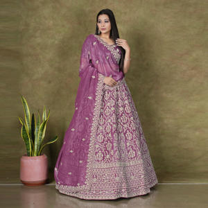 Lehenga Choli en soie croquante avec broderie Zari dense, bordure Grand Heritage, chemisier structuré et dupatta pour célébrations nuptiales - Product Image 3