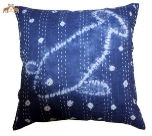 Funda de Cojín Cuadrada Kantha India Vintage, Algodón Estampado a Mano con Estampado Animal, Tie Dye y Shibori Índigo - Product Image 1