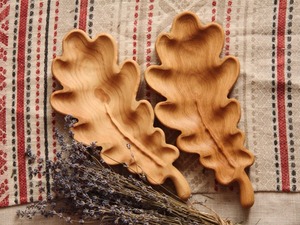 Assiettes en bois en forme de feuille, faites à la main, design rustique, pour servir des desserts, des fruits secs et des collations légères, avec une esthétique naturelle. - Product Image 4