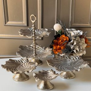 Support à gâteau en métal fait main à 2 niveaux avec motif palmier, finition dorée, plateau de service multi-niveaux, vaisselle décorative pour la maison - Product Image 3