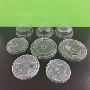Nueva Promoción 2026, Tapas para Vasos Desechables de Plástico PET Marca TIEN DUC TD-T015, Tipo Domo y Planas, Transparentes, con Impresión UV y Logotipo Personalizado para Bebidas - Product Image 2