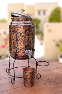 Distributeur d'eau en cuivre avec motif floral en relief et robinet pour usage extérieur - Product Image 3