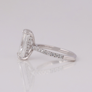 Anillo de Compromiso con Diamante Cultivado en Laboratorio de Corte Radiante de 5 Quilates, Oro Blanco de 14K, Anillo de Boda con Pavé Europeo para Mujer - Product Image 5