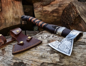 Axe Viking artisanal A&M ENTERPRISES avec tête en acier gravée en profondeur, manche en bois enveloppé de liens en cuir croisé - Product Image 6
