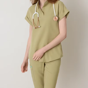 Blusa de Trabajo para Mujer, Cuello en V, Color Verde Oliva, 100% Algodón, Uniforme de Hospital para Personal Médico - Product Image 1