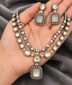 Ensemble de colliers superposés vintage en laiton couleur or, bijoux fantaisie avec pendentif double pierre et boucles d'oreilles pour fêtes et mariages - Product Image 3