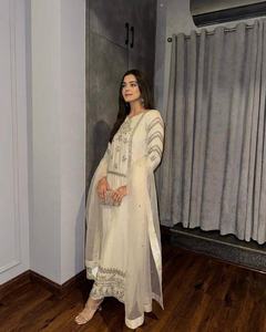 Haut à bordure en dentelle fantaisie à quatre côtés Palazzo Heavy Zari Sequence Embroidery Chinon Silk Net Vêtements indiens pour les mariages - Product Image 3