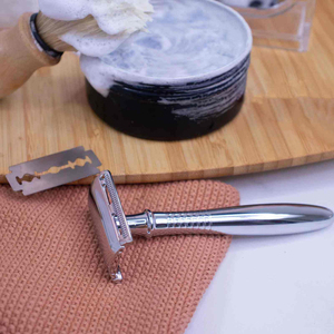 Rasoir de sécurité classique en acier inoxydable, rasoir de sûreté à double tranchant réutilisable en laiton à long manche, rasoir de sûreté à long manche pour le soin de la peau - Product Image 4