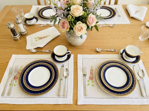 Ensemble de sets de table en lin brodé avec motif de fleurs roses, style lavable en machine, sets de table et de serviettes à ourlet festonné, pour usage domestique - Product Image 3