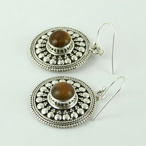 Magnifiques boucles d'oreilles Huggie en argent sterling 925 avec œil de tigre brun, serti clos, Shri Ashapura Jewels, style bohème chrétien - Product Image 4