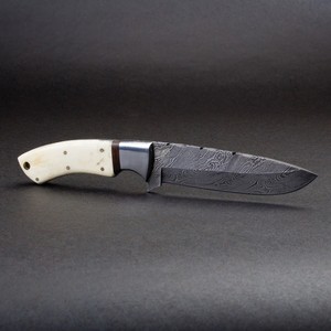 Cuchillo de Camping Hecho a Mano con Hoja Recta de Acero de Damasco, Mango de Hueso y Funda de Cuero - Product Image 4