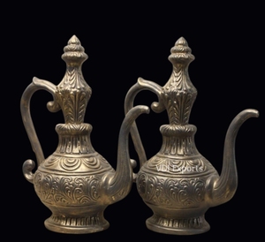 Juego de Jarrones Decorativos Suraahi Antiguos en Resina de Poliéster – Jarra Estilo Mughal Vintage para Decoración de Bodas Indias y Eventos de Lujo - Product Image 2