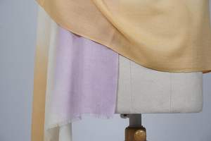 Écharpe de luxe pour femme VIC en cachemire et laine fine respirante, ombrée 3 tons, 70x200cm - Product Image 5