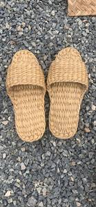 Fournisseur en gros de sandales et claquettes artisanales en jacinthe d'eau pour femmes, style coquillage, décontractées, pour la plage et l'hôtel, du Vietnam - Product Image 5