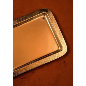 Esta bandeja rectangular de metal para servir presenta un borde texturizado martillado que combina tonos cálidos con un estilo sofisticado para decoración. - Product Image 4