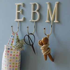 Ensemble de 3 crochets muraux personnalisés pour lettres E B M, rangement élégant et fonctionnel pour l'entrée de la maison ou l'organisation de la cuisine - Product Image 1