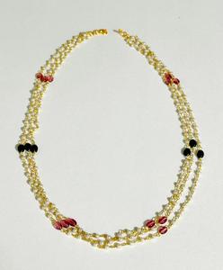 Elegante Collar de Perlas Blancas de 3 Capas y Cuentas de Vidrio Ovaladas de 24 Pulgadas, Joyería de Diseño en Capas Chapada en Oro - Product Image 4