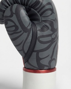 Gants de boxe en cuir véritable noir et gris à motif flamme, bordure rouge, fermeture à lacets, sangle de poignet réglable, doigts entièrement couverts, unisexe - Product Image 3
